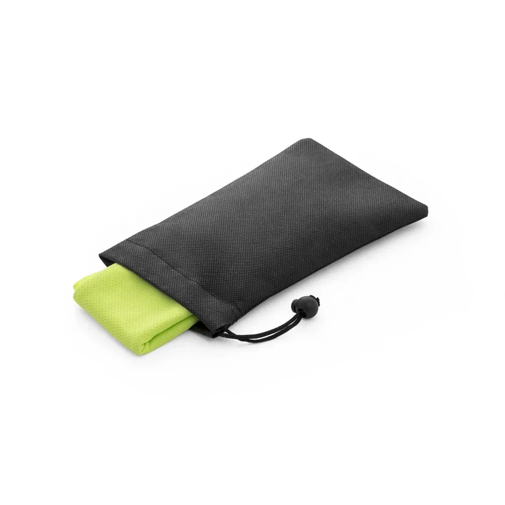 BERNAL. Toalha esportiva refrescante em poliéster 100% reciclado com bolsa em non-woven